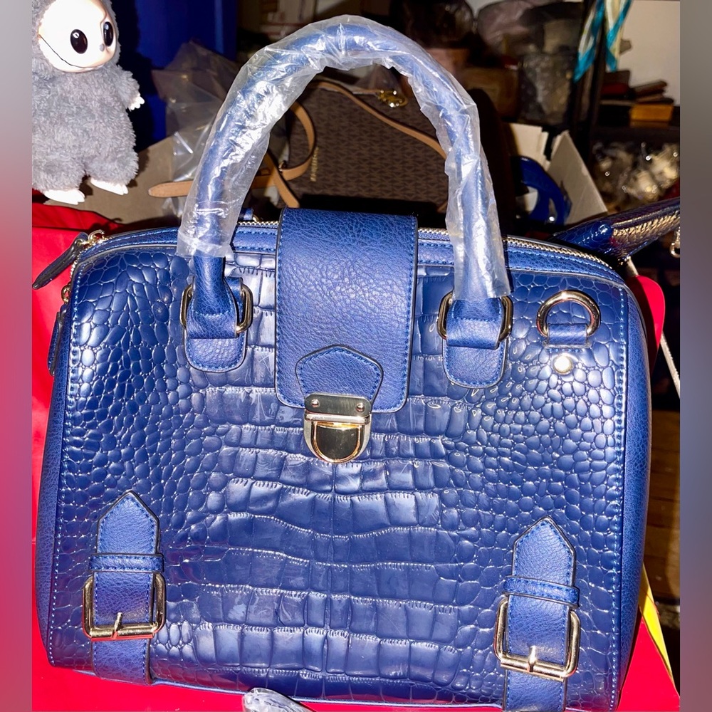 Dasein Large Blue Alligator Embossed Hand/Shoulder Bag with Matching Wristlet. - Picture 5 of 16